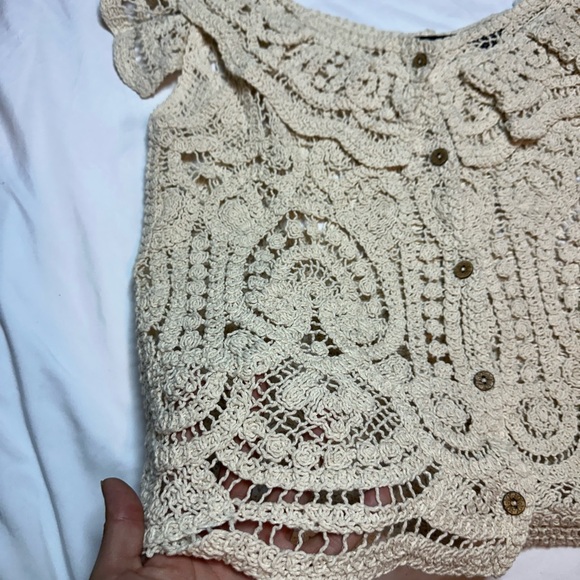 Chic Crochet Lace Blouse in Cream - Picture 3 of 7